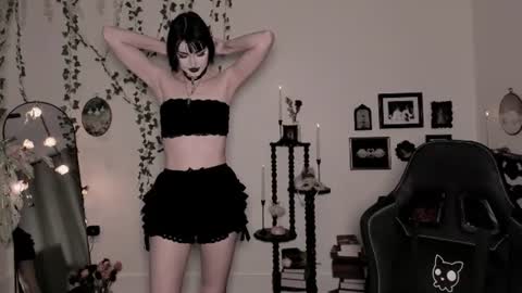 Snapshot of sugarmiette chatting on 06-12-26, 06:01 Ella online show from 06-12-26, 06:01