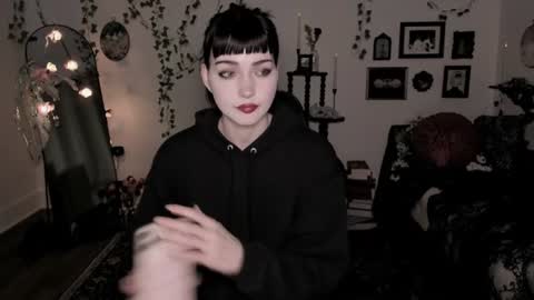 Snapshot of sugarmiette chatting on 06-17-26, 05:43 Ella online show from 06-17-26, 05:43