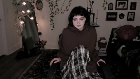 Snapshot of sugarmiette chatting on 06-18-26, 06:35 Ella online show from 06-18-26, 06:35