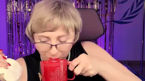 Snapshot of sugarvi chatting on 02-22-25, 12:08 Vivien online show from 02-22-25, 12:08