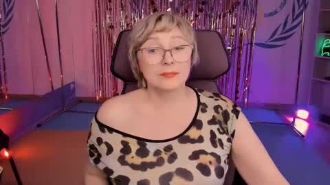 Snapshot of sugarvi chatting on 02-28-25, 07:25 Vivien online show from 02-28-25, 07:25