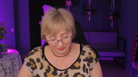 Snapshot of sugarvi chatting on 03-12-25, 06:11 Vivien online show from 03-12-25, 06:11