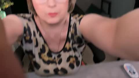 Snapshot of sugarvi chatting on 09-15-25, 01:33 Vivien online show from 09-15-25, 01:33