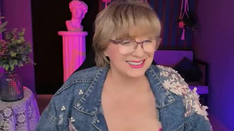 Snapshot of sugarvi chatting on 09-21-25, 01:35 Vivien online show from 09-21-25, 01:35