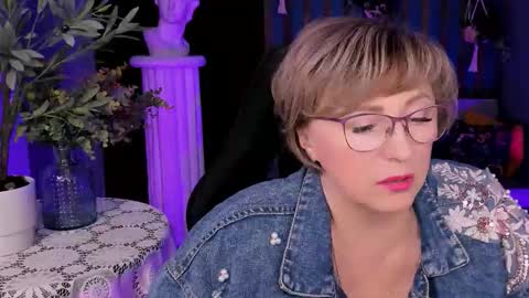 Snapshot of sugarvi chatting on 10-15-25, 01:44 Vivien online show from 10-15-25, 01:44