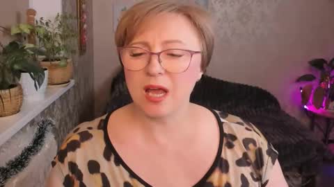 Snapshot of sugarvi chatting on 01-07-26, 09:12 Vivien online show from 01-07-26, 09:12