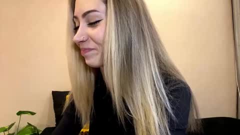 Snapshot of sun_under_dark chatting on 12-14-25, 08:30 Lexi online show from 12-14-25, 08:30