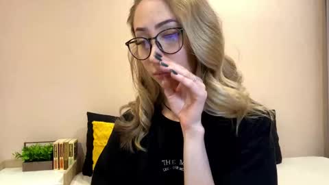 Snapshot of sun_under_dark chatting on 12-18-25, 10:21 Lexi online show from 12-18-25, 10:21