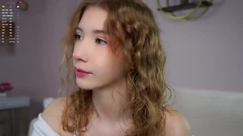 Snapshot of sunnmoonn chatting on 09-21-25, 01:57 Lily online show from 09-21-25, 01:57