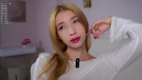 Snapshot of sunnmoonn chatting on 11-25-25, 02:39 Lily online show from 11-25-25, 02:39