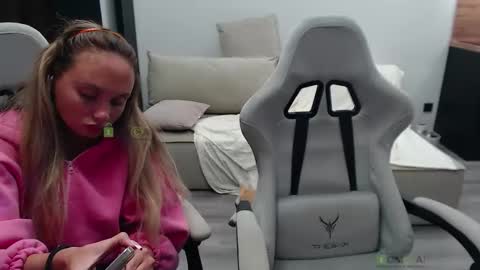 Snapshot of sunny1girl chatting on 09-23-25, 05:49 Alice and Sergey online show from 09-23-25, 05:49