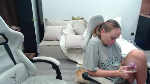 Snapshot of sunny1girl chatting on 10-15-25, 07:47 Alice and Sergey online show from 10-15-25, 07:47