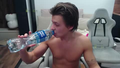 Snapshot of sunny1girl chatting on 11-21-25, 04:55 Alice and Sergey online show from 11-21-25, 04:55