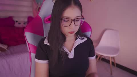 Snapshot of sunny_flower_ chatting on 12-18-25, 01:55 SUNNY online show from 12-18-25, 01:55