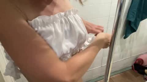 Snapshot of sunnyamysunny chatting on 09-09-25, 06:35 Amy online show from 09-09-25, 06:35