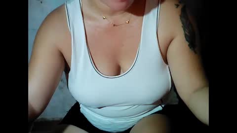 Snapshot of sunshine_38 chatting on 10-28-25, 09:17 sunshine_38 online show from 10-28-25, 09:17