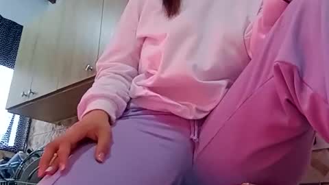 Annie online show from 11-25-25, 06:41