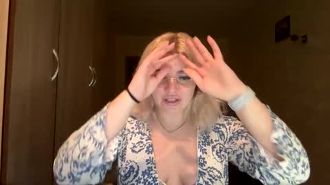 Snapshot of sunshinyflash chatting on 11-11-25, 05:13 sunshinyflash online show from 11-11-25, 05:13