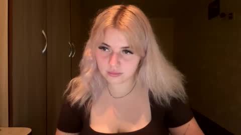 Snapshot of sunshinyflash chatting on 11-19-25, 05:13 sunshinyflash online show from 11-19-25, 05:13