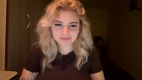 Snapshot of sunshinyflash chatting on 11-20-25, 02:50 sunshinyflash online show from 11-20-25, 02:50