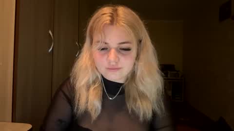 Snapshot of sunshinyflash chatting on 11-24-25, 04:40 sunshinyflash online show from 11-24-25, 04:40