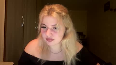 Snapshot of sunshinyflash chatting on 11-25-25, 06:08 sunshinyflash online show from 11-25-25, 06:08