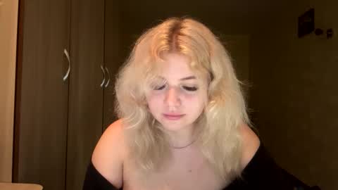 Snapshot of sunshinyflash chatting on 11-26-25, 05:36 sunshinyflash online show from 11-26-25, 05:36