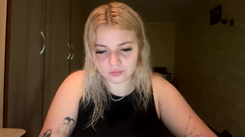 Snapshot of sunshinyflash chatting on 11-27-25, 03:47 sunshinyflash online show from 11-27-25, 03:47