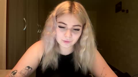 Snapshot of sunshinyflash chatting on 11-30-25, 05:39 sunshinyflash online show from 11-30-25, 05:39