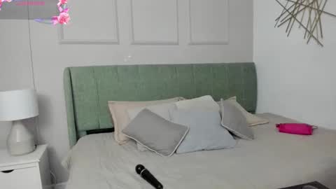 Amelia  online show from 03-19-26, 12:20