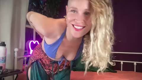 Snapshot of susieandlacey chatting on 07-12-26, 09:11 Susie and Lacey online show from 07-12-26, 09:11