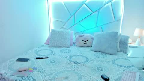 Snapshot of sweeetcruvyx chatting on 05-19-26, 11:55 Nikki model independent online show from 05-19-26, 11:55