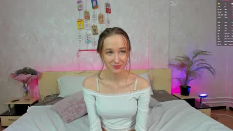 Monica  GTM 3MoTuWeFrSa 500pm-1000pm  online show from 02-09-25, 08:45