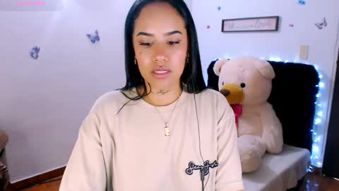 Snapshot of sweet_angel2001 chatting on 12-18-25, 01:50 Stephanie online show from 12-18-25, 01:50