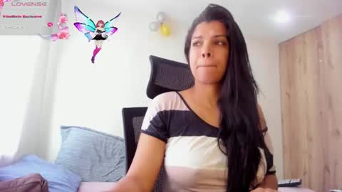 Snapshot of sweet_dreamses chatting on 06-18-26, 02:43 Kendra online show from 06-18-26, 02:43