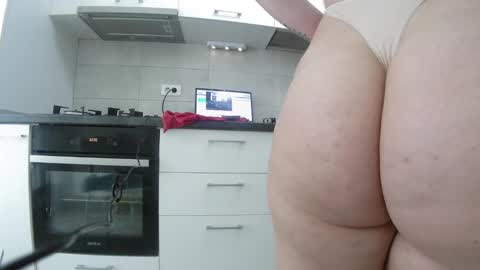 Snapshot of sweet_ella chatting on 01-09-25, 10:52 online show from 01-09-25, 10:52