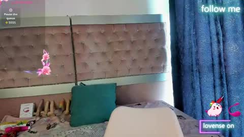  emmili  online show from 05-26-26, 12:01