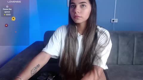 Snapshot of sweet_honey_wet chatting on 11-18-25, 12:20 Nella online show from 11-18-25, 12:20