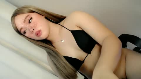 Snapshot of sweet_honeylove chatting on 06-28-26, 04:40 Anisha online show from 06-28-26, 04:40