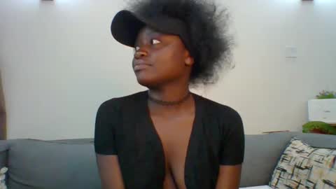 Snapshot of sweet_jenica chatting on 02-25-25, 04:24 ESTHER NEEMA online show from 02-25-25, 04:24