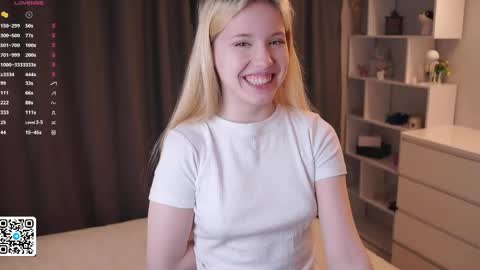 Snapshot of sweet_lily_1 chatting on 05-15-26, 09:00 Lily online show from 05-15-26, 09:00