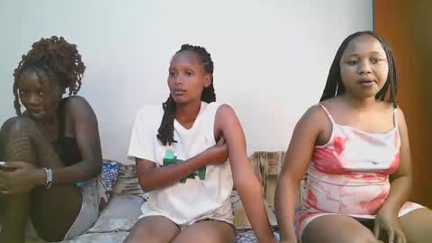 Snapshot of sweet_melod chatting on 11-03-25, 05:03 Linda online show from 11-03-25, 05:03