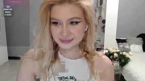 Snapshot of sweet_nicole_333 chatting on 10-11-25, 08:57 sweet_nicole_333 online show from 10-11-25, 08:57