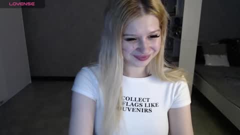 Snapshot of sweet_nicole_333 chatting on 10-23-25, 11:31 sweet_nicole_333 online show from 10-23-25, 11:31