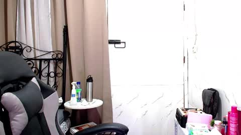 Snapshot of sweet_sirenxx chatting on 01-14-26, 12:49 Leah online show from 01-14-26, 12:49