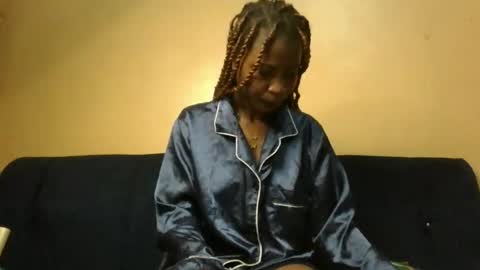 Snapshot of sweet_zella chatting on 05-17-26, 01:14 zellate online show from 05-17-26, 01:14