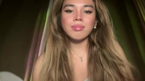 Snapshot of sweetalexa19 chatting on 12-22-25, 03:42 alexa your one and only queen online show from 12-22-25, 03:42