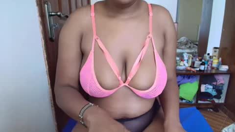 Snapshot of sweetateka chatting on 02-14-25, 08:21 Sweetateka online show from 02-14-25, 08:21