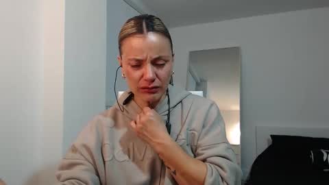 Snapshot of sweetfantasyy69 chatting on 12-18-25, 01:33 sweef online show from 12-18-25, 01:33