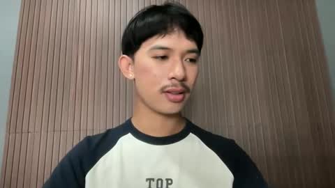 Snapshot of sweetguy102103 chatting on 03-10-26, 05:01 khrayan online show from 03-10-26, 05:01